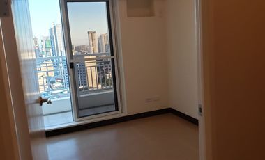 Torre de manila 1bedroom corner unit with parking for sale
