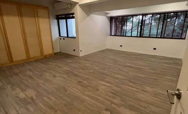 For Sale: 3 bedrooms in Galeria de Magallanes house