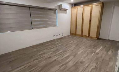 For Sale: 3 bedrooms in Galeria de Magallanes house