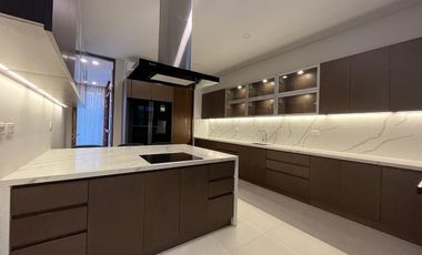 Brand new 5 Bedroom house, with office and family room, swimming pool, elevator