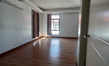 House with 7 bedrooms for rent inside the Villa, Multinational Paranaque