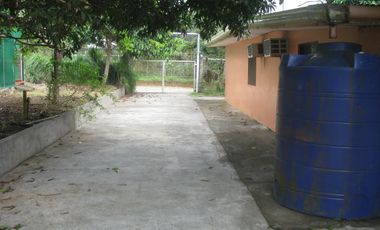 4 bedroom, cement house, main road frontage,1220 m2 land, no flooding.  20% Dep