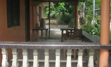 4 bedroom, cement house, main road frontage,1220 m2 land, no flooding.  20% Dep