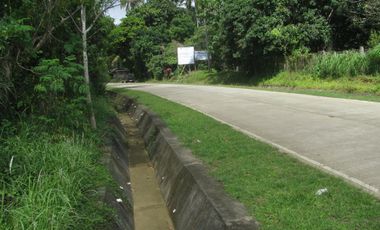 4 bedroom, cement house, main road frontage,1220 m2 land, no flooding.  20% Dep