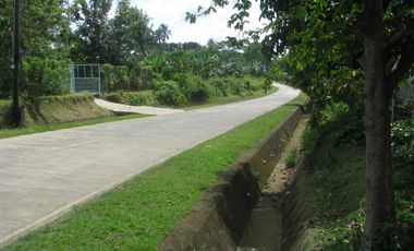 4 bedroom, cement house, main road frontage,1220 m2 land, no flooding.  20% Dep