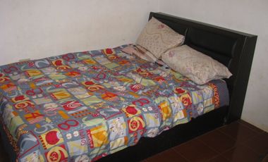 4 bedroom, cement house, main road frontage,1220 m2 land, no flooding.  20% Dep