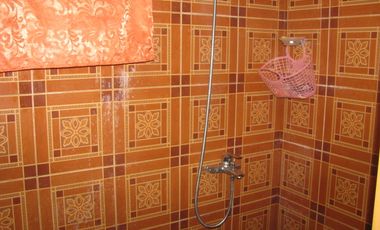 4 bedroom, cement house, main road frontage,1220 m2 land, no flooding.  20% Dep