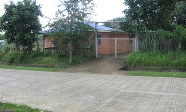 4 bedroom, cement house, main road frontage,1220 m2 land, no flooding.  20% Dep