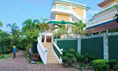 Royal villa in the middle of a botanical dream location with ocean view