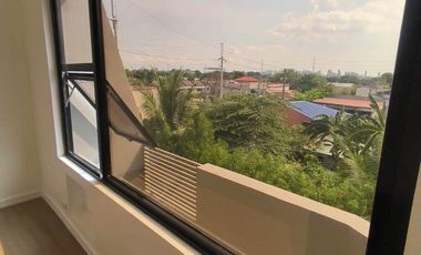 TOWNHOUSES MALAPIT SA SM MASINAG- 