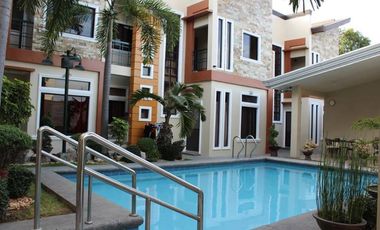 Fully Furnished Townhouse for rent with 2 bedrooms and common pool in Malabanias
