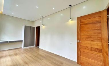 House and Lot For Sale with 4 bedrooms in Bermuda hills.