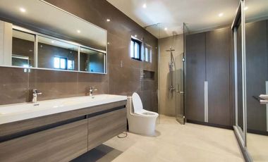 5 BR Townhouse in Abelardo BF Homes Paranaque