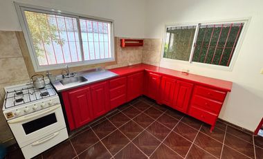 Casa en  alquiler de tres ambientes y jardin propio