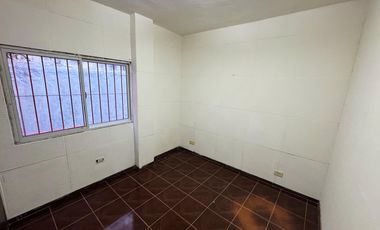 Casa en  alquiler de tres ambientes y jardin propio