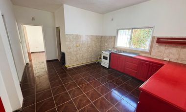 Casa en  alquiler de tres ambientes y jardin propio