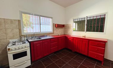 Casa en  alquiler de tres ambientes y jardin propio