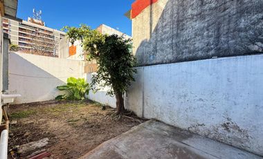 Casa en  alquiler de tres ambientes y jardin propio