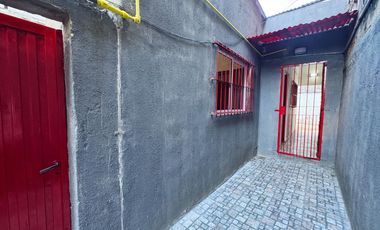 Casa en  alquiler de tres ambientes y jardin propio