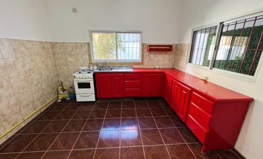 Casa en  alquiler de tres ambientes y jardin propio