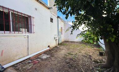 Casa en  alquiler de tres ambientes y jardin propio