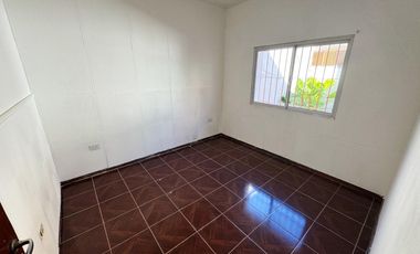 Casa en  alquiler de tres ambientes y jardin propio