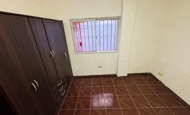 Casa en  alquiler de tres ambientes y jardin propio