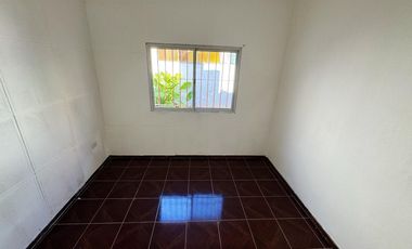 Casa en  alquiler de tres ambientes y jardin propio