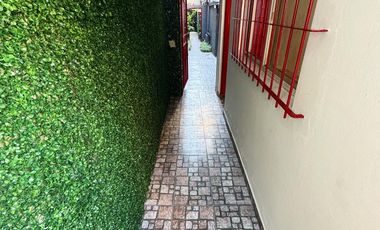 Casa en  alquiler de tres ambientes y jardin propio