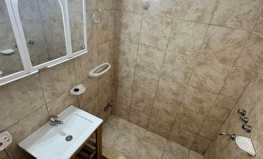 Casa en  alquiler de tres ambientes y jardin propio