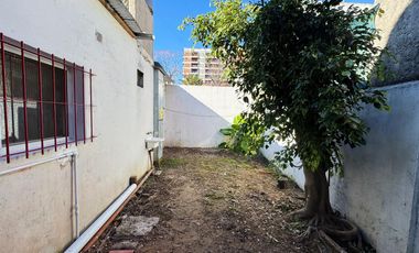 Casa en  alquiler de tres ambientes y jardin propio