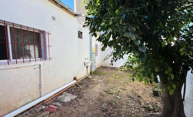 Casa en  alquiler de tres ambientes y jardin propio