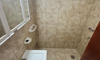 Casa en  alquiler de tres ambientes y jardin propio
