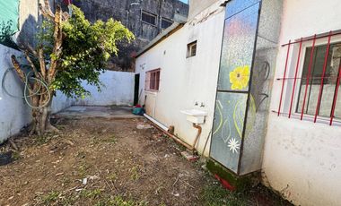 Casa en  alquiler de tres ambientes y jardin propio