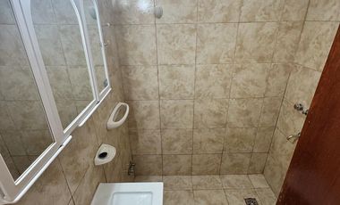 Casa en  alquiler de tres ambientes y jardin propio