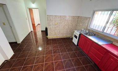 Casa en  alquiler de tres ambientes y jardin propio