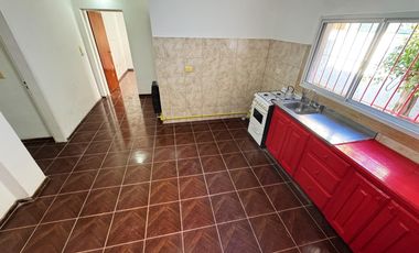 Casa en  alquiler de tres ambientes y jardin propio