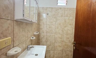 Casa en  alquiler de tres ambientes y jardin propio