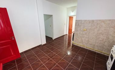 Casa en  alquiler de tres ambientes y jardin propio