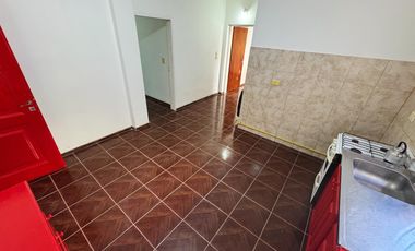 Casa en  alquiler de tres ambientes y jardin propio