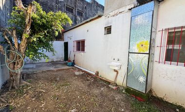 Casa en  alquiler de tres ambientes y jardin propio