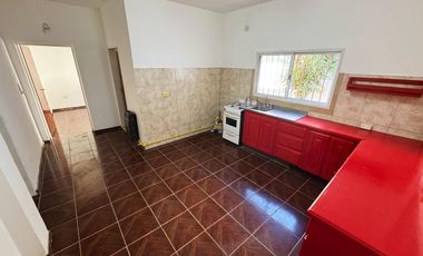 Casa en  alquiler de tres ambientes y jardin propio