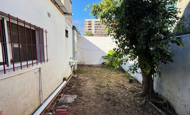 Casa en  alquiler de tres ambientes y jardin propio