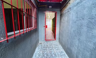 Casa en  alquiler de tres ambientes y jardin propio