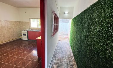Casa en  alquiler de tres ambientes y jardin propio