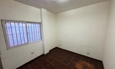 Casa en  alquiler de tres ambientes y jardin propio