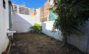 Casa en  alquiler de tres ambientes y jardin propio