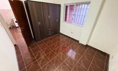Casa en  alquiler de tres ambientes y jardin propio
