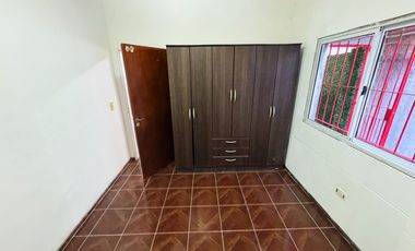 Casa en  alquiler de tres ambientes y jardin propio