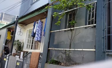 MANDALUYONG SINGLE ATTACHED HOUSE AND LOT , FLOOD FREE 11M